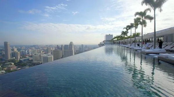 Trên đỉnh tầng 57 của khách sạn gồm ba dãy tòa nhà chọc trời này là một hồ bơi tuyệt đẹp