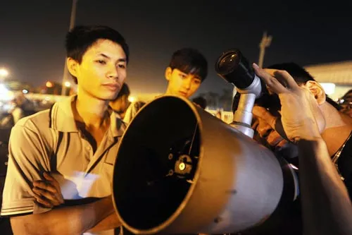 Giới trẻ nô nức đi xem hiện tượng nguyệt thực toàn phần
