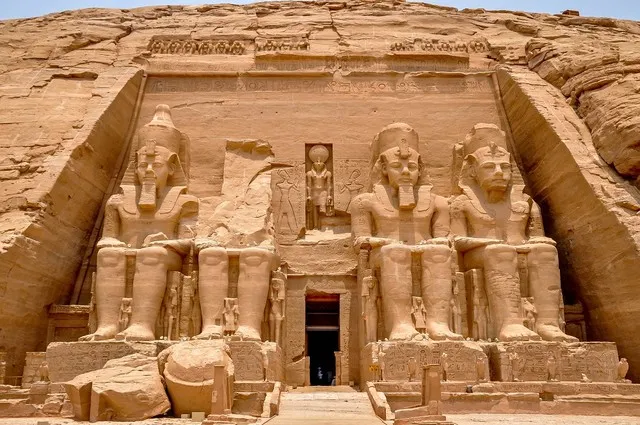 Đền thờ Abu Simbel – 31 000 tấn