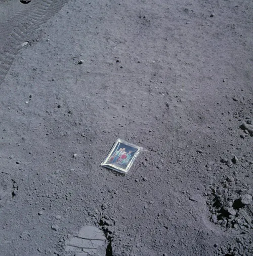 Trong chuyến đổ bộ lên Mặt trăng năm 1972 của tàu Apollo 16, phi hành gia Charles Duke đã để lại một tấm ảnh gia đình của ông ở ngôi sao này trước khi rời đi.
