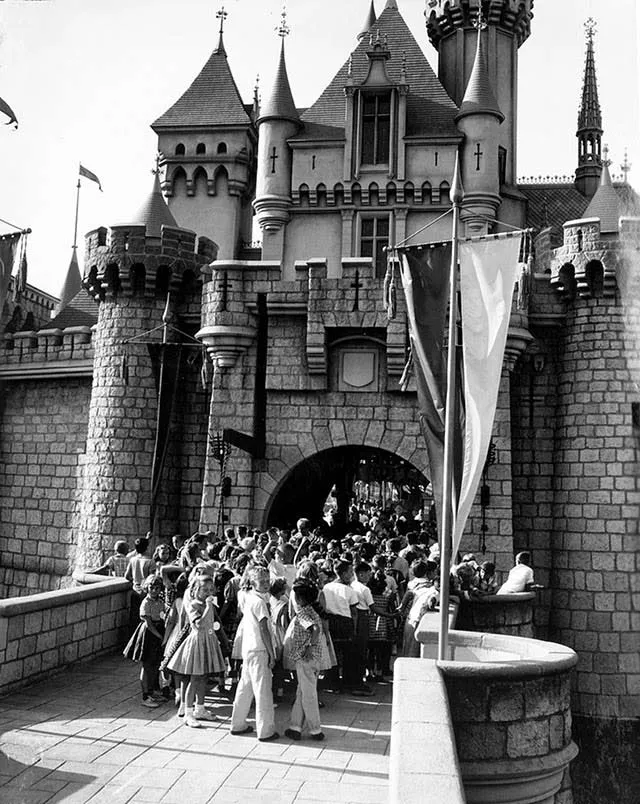 Ngày mở cửa khai trương của Disneyland đầu tiên trên thế giới buổi sáng 17/5/1955