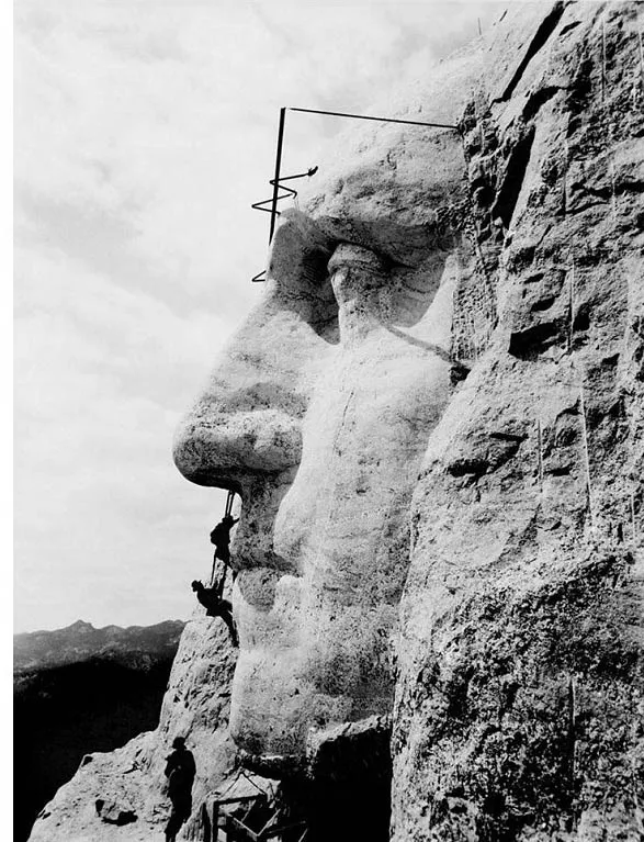 Bức ảnh ghi lại lúc người ta đang điêu khắc chân dung George Washington hồi năm 1932.