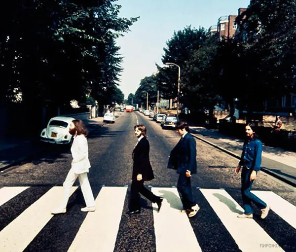 Bức ảnh màu ghi lại cảnh 4 thành viên ban nhạc lừng danh The Beatles băng qua đường Abbey năm 1969