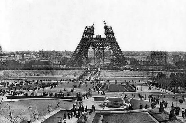 Xây dựng tháp Eiffel hồi năm 1888