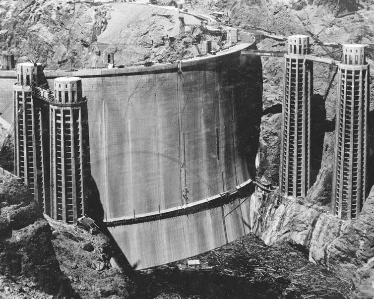 Đập Hoover (Hoover Dam) trong một khoảnh khắc không có nước