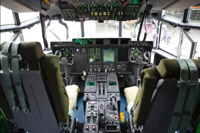 Buồng lái máy bay vận tải Lockheed C-130 Hercules