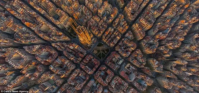 Nhà thờ Sagrada Familia tại thành phố Barcelona.