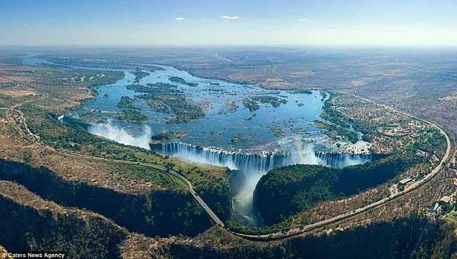 Thác nước Victoria tại Zambia.