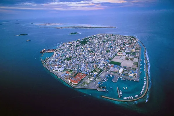 Quần đảo Maldives vây quanh bởi nước ngập bởi sự nóng lên toàn cầu và những hành động của con người.