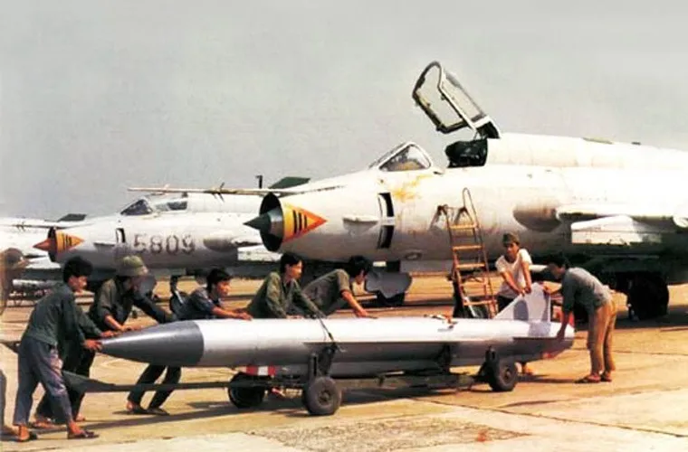 Cán bộ kỹ thuật của Việt Nam chuẩn bị lắp tên lửa chống radar Kh-28 lên Su-22M4.