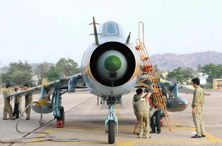Cán bộ kỹ thuật của Việt Nam chuẩn bị lắp tên lửa chống radar Kh-28 lên Su-22M4.