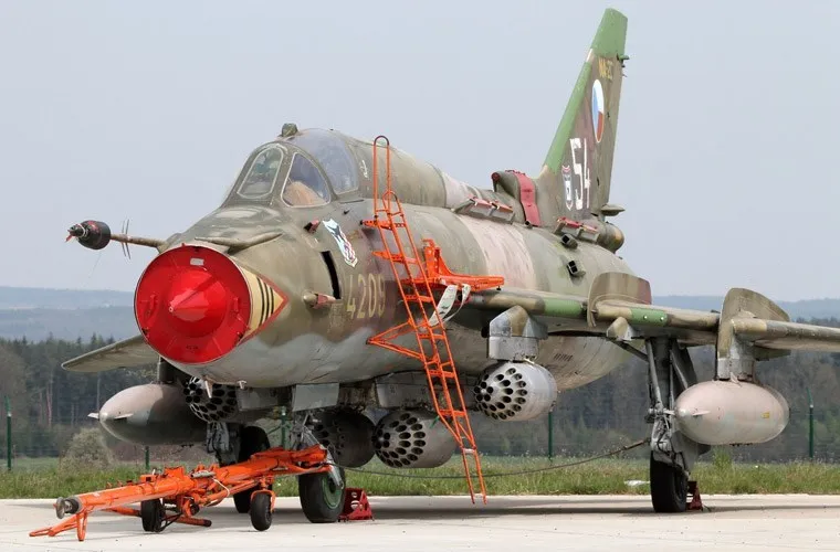 Su-22 cũng có thể lắp các cụm ống phóng rocket từ cỡ nhỏ tới cỡ lớn