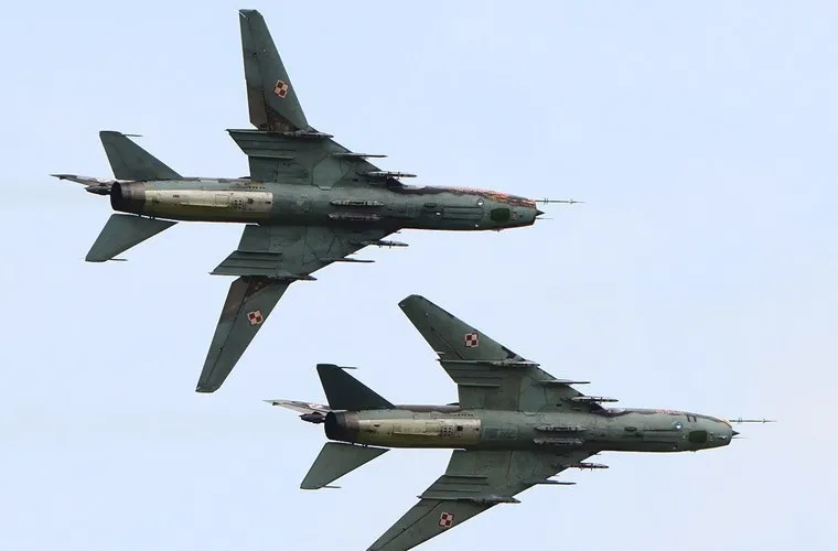 Điểm đặc biệt trên máy bay cường kích Su-22 của Việt Nam là thiết kế kiểu cánh cụp cánh xòe