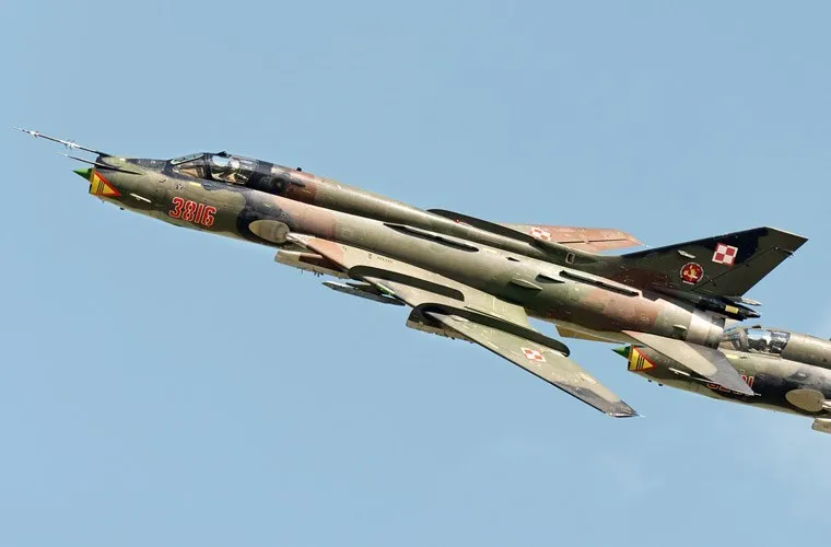Điểm đặc biệt trên máy bay cường kích Su-22 của Việt Nam là thiết kế kiểu cánh cụp cánh xòe