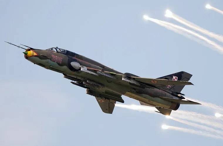 Một chiếc Su-22M4 phóng mồi bẫy nhiệt