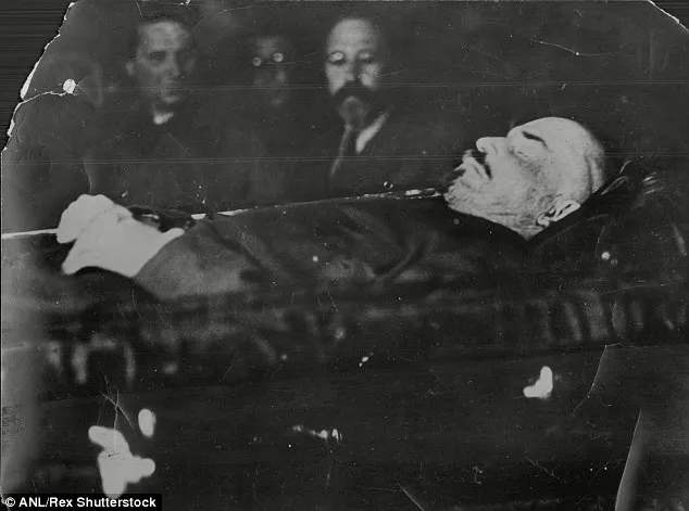 Thi hài của Vladimir Ilyich Lenin được ướp theo chính sách của Stalin khi ông mất ở tuổi 53 vào năm 1924