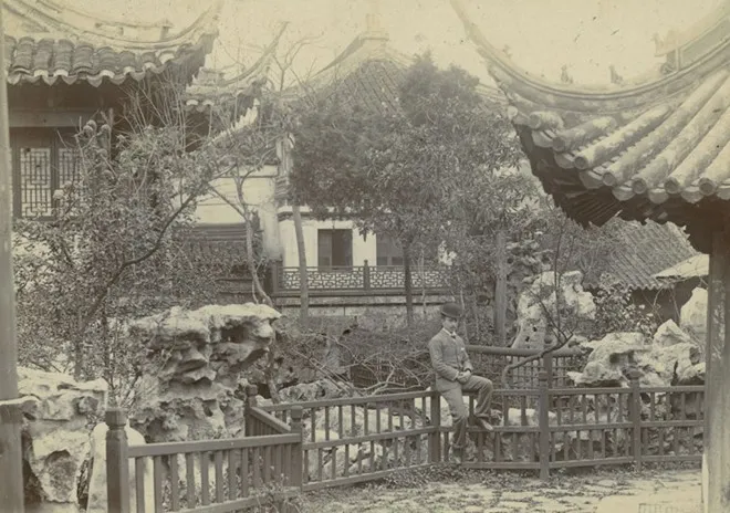 Hàng rào bao quanh một khu vườn ở thành phố Thượng Hải vào năm 1895.
