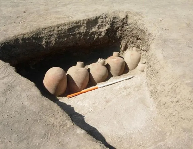 Bình gốm đựng bia