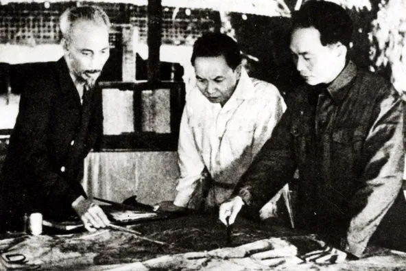 Chủ tịch Hồ Chí Minh cùng đồng chí Trường Chinh (giữa) và Đại tướng Võ Nguyên Giáp quyết định mở chiến dịch Điện Biên Phủ.