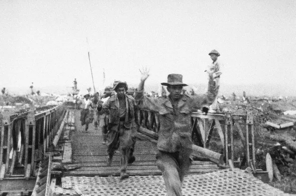 Binh lính Pháp giơ tay đầu hàng sau thất bại trước quân đội Việt Nam