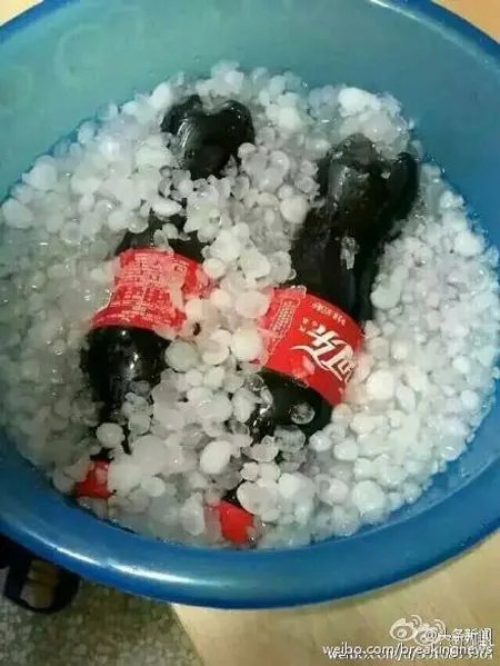 Có người thậm chí còn tận dụng mưa đá để ướp nước ngọt.