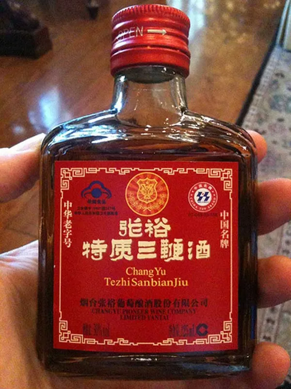 Rượu được ngâm từ dương vật của động vật dành cho các quý ông
