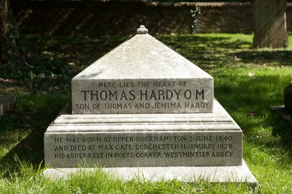 Ngôi mộ của Thomas Hardy tại quê nhà Stinsford