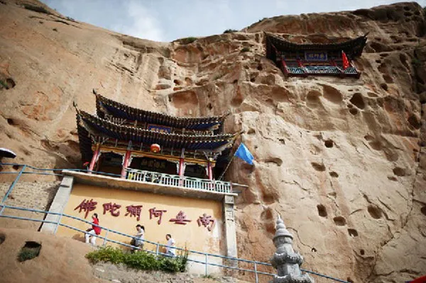 Hệ thống chùa chiền trong hang động