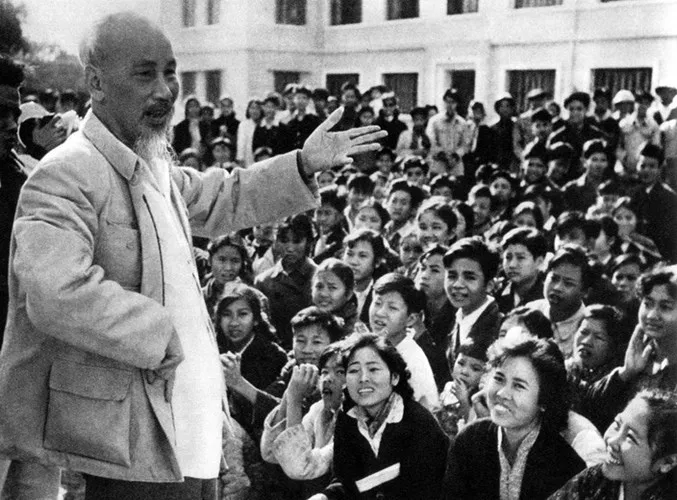Bác Hồ nói chuyện với các học viên trường Nghệ thuật sân khấu trung ương.