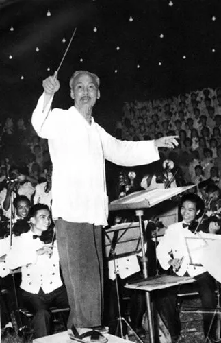 Hồ Chủ tịch cầm nhịp hát bài “Đoàn kết”