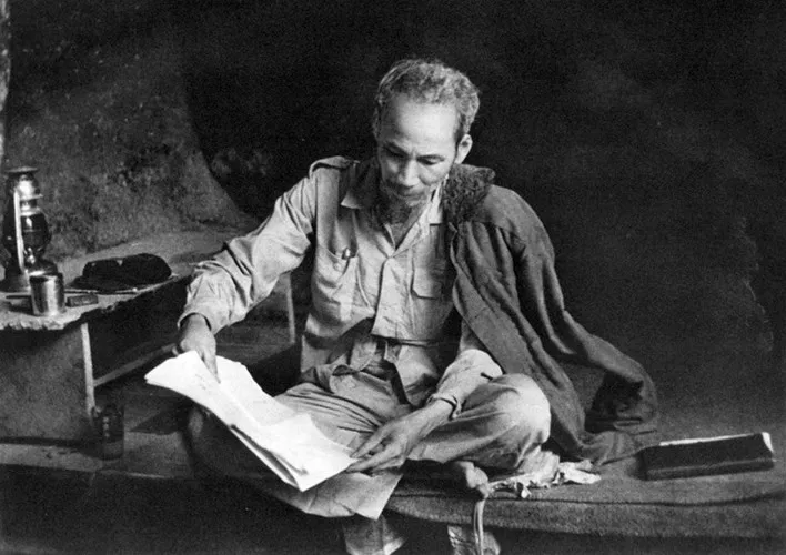 Hồ Chủ tịch làm việc trong hang đá ở Việt Bắc năm 1951.