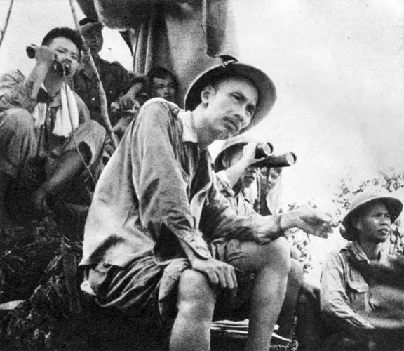 Hồ Chủ tịch theo dõi mặt trận suốt thời gian chiến dịch Biên giới năm 1950.