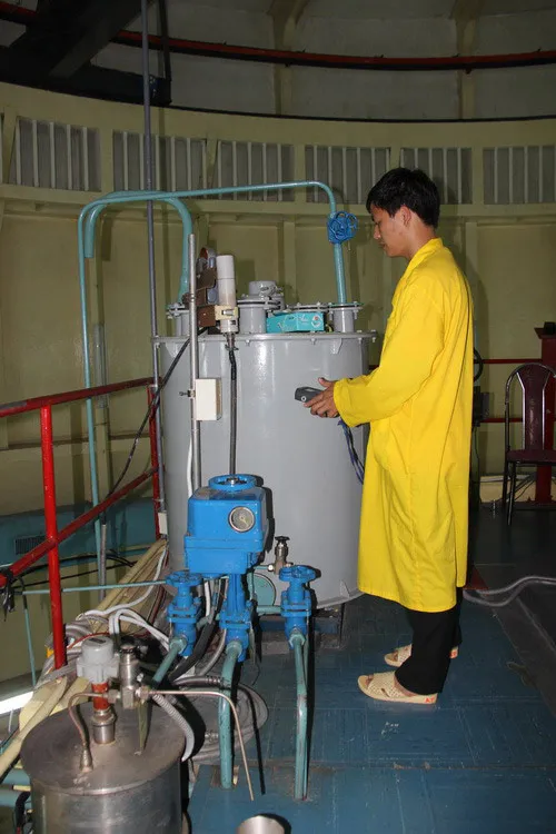 Nhân viên phải liên tục đo mức độ phóng xạ trong từng khu vực.