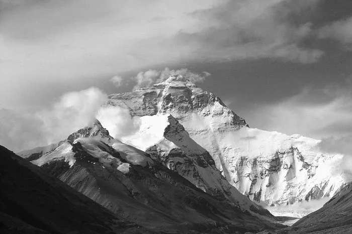 Có khoảng 200 người đã chết trên núi Everest. Những xác chết đang được sử dụng như là điểm mốc cho những người leo núi khác.
