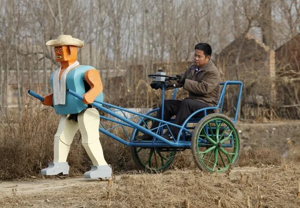 Chiếc xích lô được kéo bởi robot