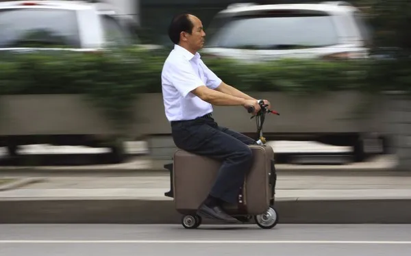 Biến một chiếc va li thành một phương tiện di chuyển