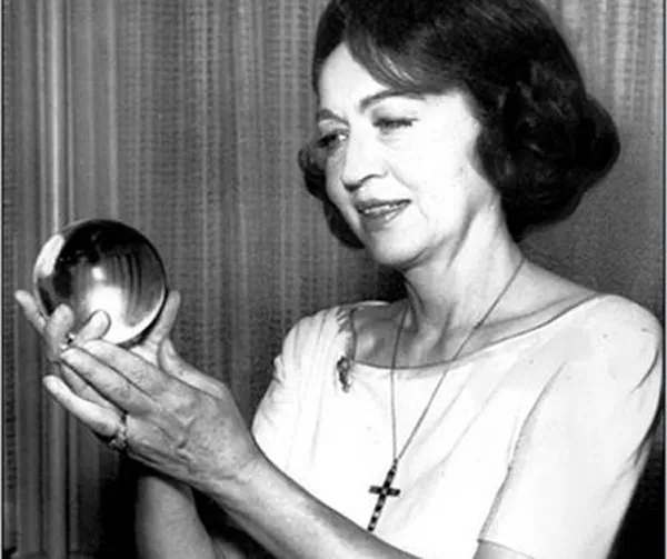 Nhà chiêm tinh học Jeane Dixon nổi tiếng thế giới khi đưa ra lời tiên tri chính xác về vụ mưu sát Tổng thống Mỹ John F. Kennedy.