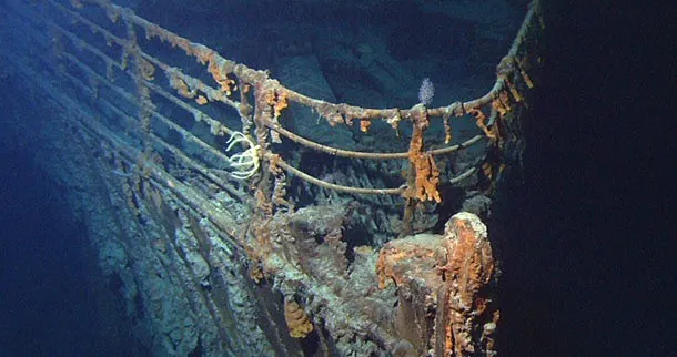Cuốn tiểu thuyết có tên gọi "Futility, Or The Wreck of the Titan" (tạm dịch: Sự phù phiếm, hay Vụ đắm tàu của Titan) của Morgan Robertson viết năm 1898 đã tiên đoán chính xác về vụ đắm tàu Titanic.