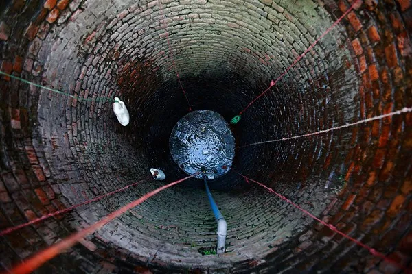 Nhiều người dân cố gắng lấy nước dưới giếng cạn ở Bhaktapur, Nepal