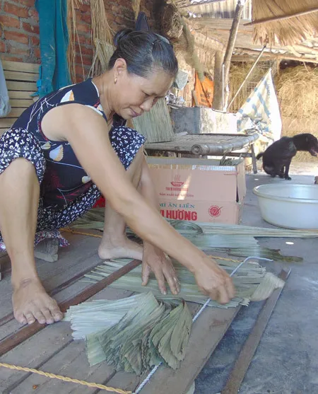 Lá tơi được sấy bằng lửa ở trên núi