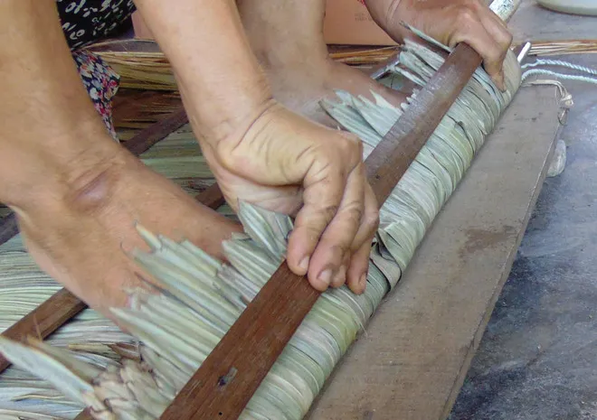 Khi may áo tơi thì cần có bàn chằm