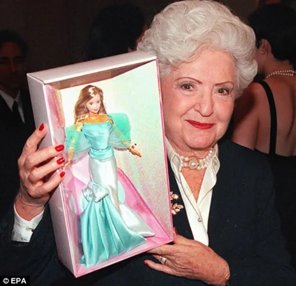 Ruth Handler - nhà sáng lập công ty Mattel đã đem cô búp bê xinh đẹp Barbie đến với công chúng