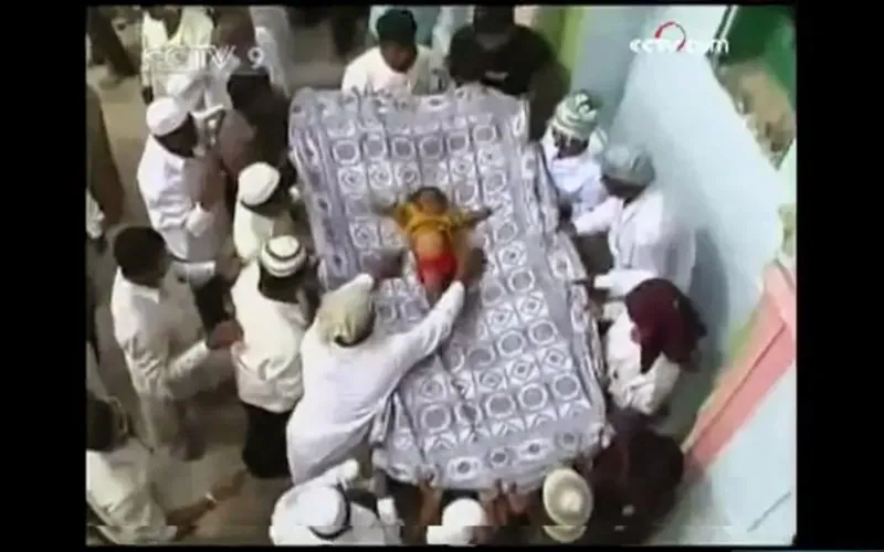 Hàng trăm trẻ sơ sinh sẽ bị ném từ trên ngôi đền Sri Santeswar