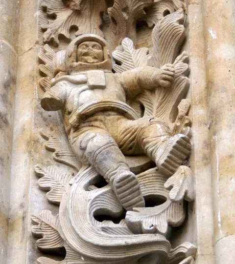Sự hư hại trên tượng phi hành gia