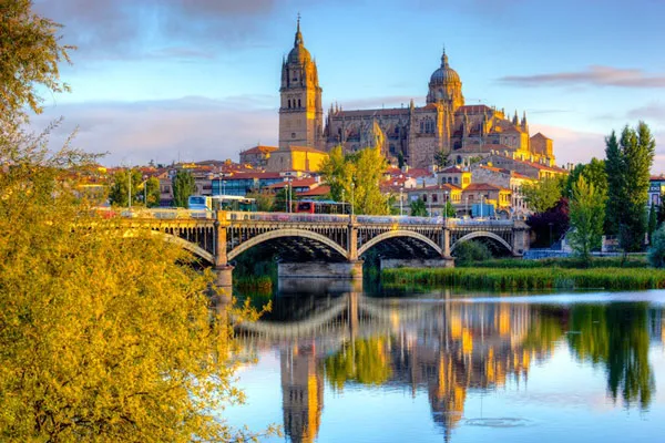 Nhà thờ mới ở Salamanca sau khoảnh khắc mặt trời mọc