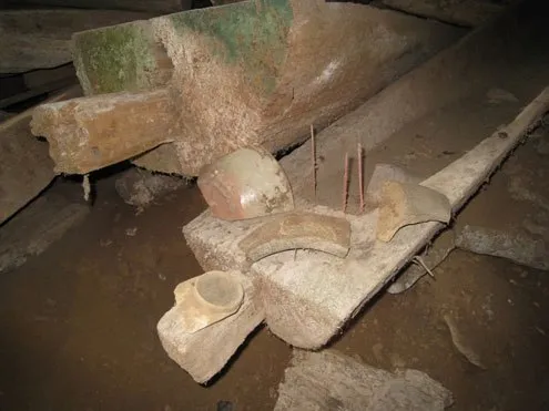 Toàn bộ quan tài đều được làm bằng thân cây gỗ lớn, nhiều bộ ước nặng hàng tấn.