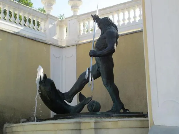 Tượng thần Poseidon với cá heo