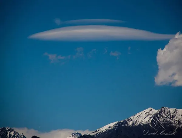 Đám mây dạng thấu kính trên dãy núi Alps