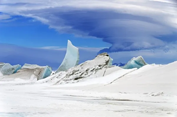 Hình ảnh đám mây dạng thấu kính được chụp vào lúc hoàng hôn tuyệt đẹp ở Dayton, bang Nevada, Mỹ