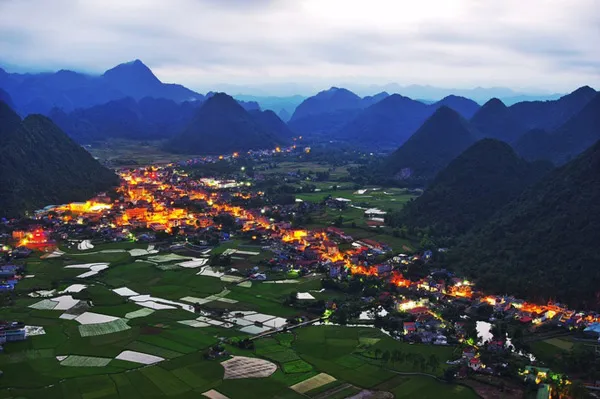 Thị trấn Bắc Sơn bắt đầu lên đèn khi hoàng hôn buông xuống, mang nét vẻ thanh bình và hiền hòa của phố núi.